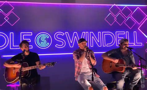 Cole swindel - Cole Swindell brought the crowd to a standstill over the weekend with a tribute performance to his late mother. Days before the Saturday show at the Xfinity Center in Mansfield, Massachusetts ...
